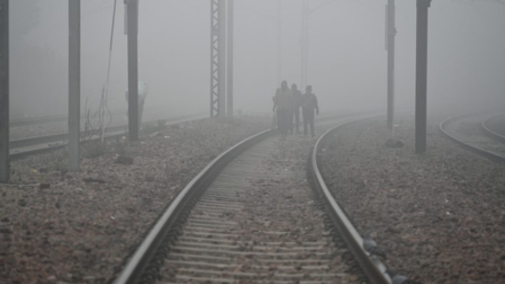 Dense Fog Hits North India: घने कोहरे की चपेट में उत्तर भारत, दिल्ली के लिए कोहरे व शीतलहर को लेकर अलर्ट; उड़ानें और ट्रेनें प्रभावित