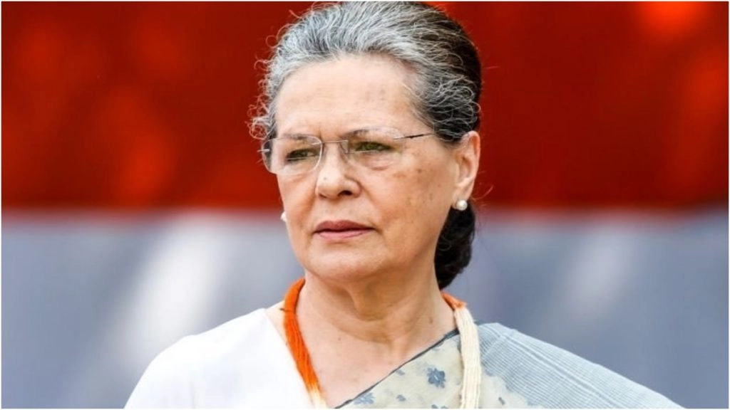 सोनिया गांधी के सामने एक और मुसीबत, नागरिकता से पहले वोटर लिस्ट में नाम जुड़वाने के आरोप में दिल्ली कोर्ट का नोटिस