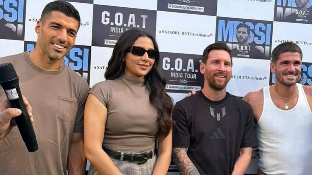 फैंस ने स्टेडियम में मेसी के आने का कई घंटे तक इंतजार किया, लेकिन फुटबॉल स्टार सिर्फ 10 मिनट के लिए ही स्टेडियम में आए