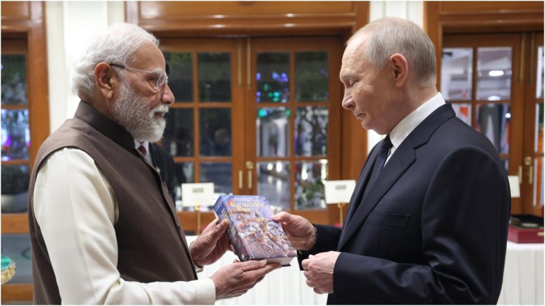 President Putin in India: राष्ट्रपति पुतिन भारत दौरे पर, PM मोदी ने गिफ्ट में दी रूसी भाषा में लिखी श्रीमद्भगवद्गीता की प्रति (See Pic)