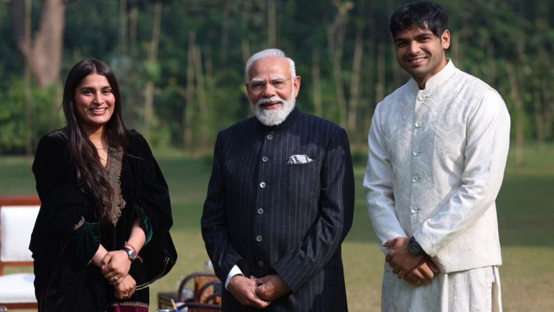 Neeraj Chopra Meets PM Modi: स्टार जैवलिन थ्रोअर नीरज चोपड़ा और उनकी वाइफ हिमानी मोर से मिले पीएम मोदी, जानिए किस मुद्दे पर हुई बातचीत?