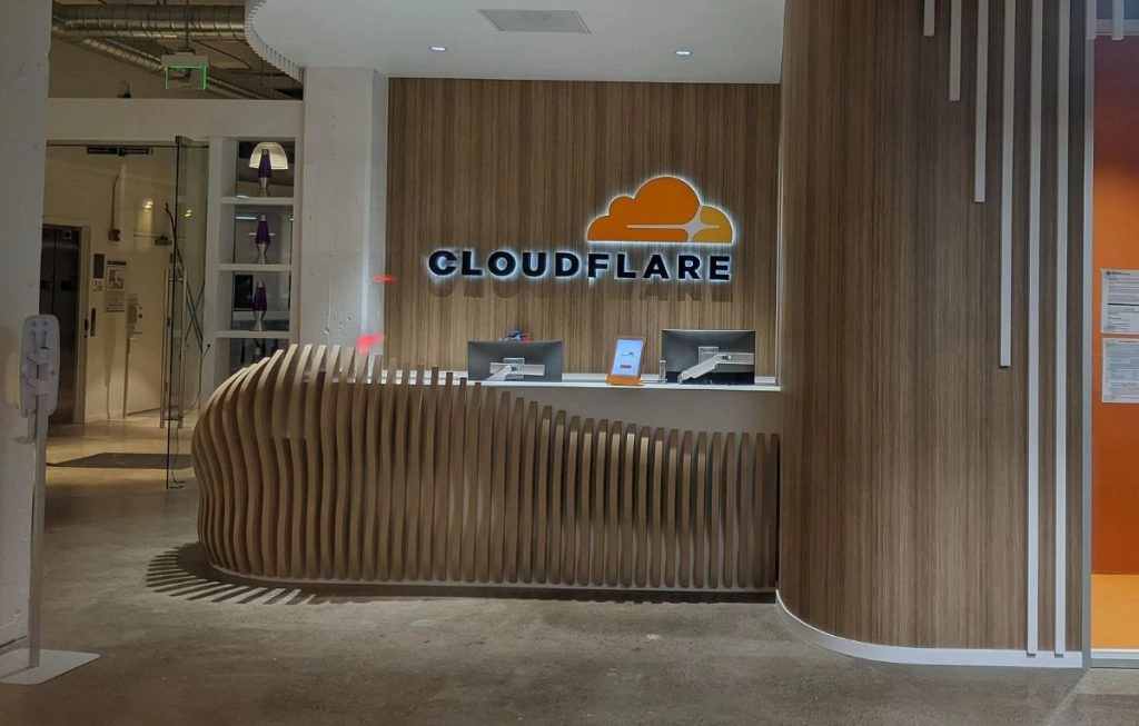 क्लाउडफ्लेयर के सर्वर में आई तकनीकी गड़बड़ी