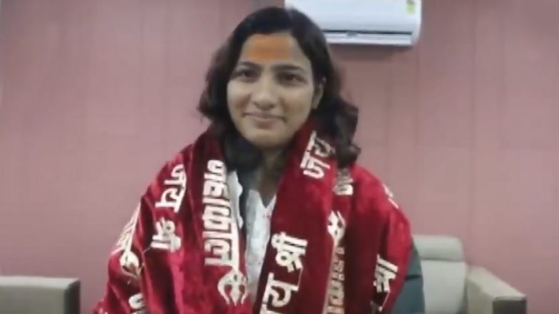 VIDEO: ICC महिला क्रिकेट वर्ल्ड कप जीतकर लौटीं स्नेह राणा पहुंची उज्जैन के महाकालेश्वर मंदिर, मत्था टेककर लिया भगवान का आशीर्वाद