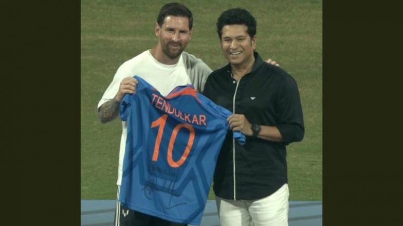 Lionel Messi Meets Sachin Tendulkar:&nbsp;वानखेड़े में क्रिकेट और फुटबॉल के दो महारथी!&nbsp;सचिन तेंदुलकर ने लियोनेल मेस्सी के GOAT टूर के दौरान भेट की अपनी जर्सी, देखें वीडियो
