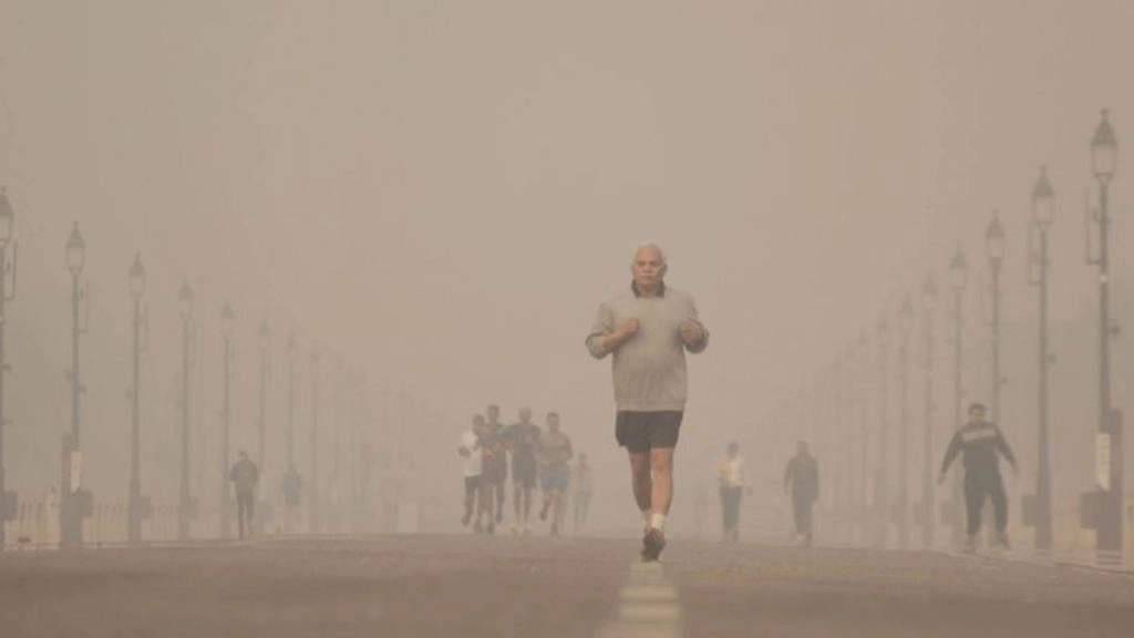 Delhi Pollution: हफ्तों बाद दिल्ली के कई इलाकों में AQI मध्यम स्तर पर, GRAP-4 की पाबंदियां हटीं; घने कोहरे की चेतावनी
