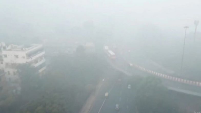 Delhi Fog: दिल्ली में घने कोहरे का असर, 40 से ज्यादा फ्लाइट्स और 22 से अधिक ट्रेनें हुईं लेट
