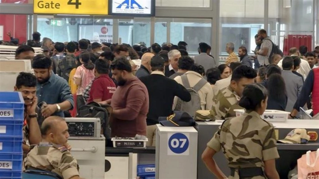 इंडिगो के संकट पर सरकार सख्त, सामान्य सेवाएं बहाल करने के निर्देश