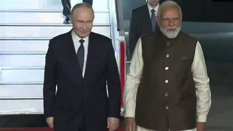रूसी राष्ट्रपति पुतिन पहुंचे दिल्ली, PM मोदी ने गले लगाकर किया दोस्त का स्वागत