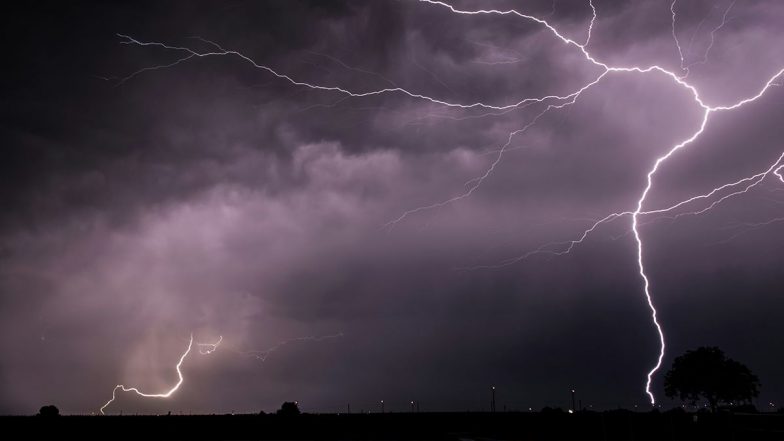 Dubai Weather: दुबई में बिगड़ते मौसम को लेकर अलर्ट, पुलिस ने लोगों से की सतर्क रहने की अपील