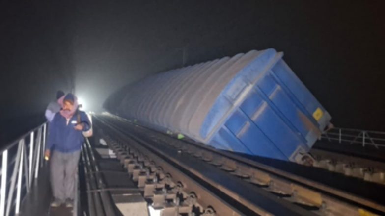 Hajipur Train Derailment: बिहार में लहाबोन&ndash;सिमुतला स्टेशनों के बीच मालगाड़ी के 8 वैगन पटरी से उतरे, बहाली कार्य जारी