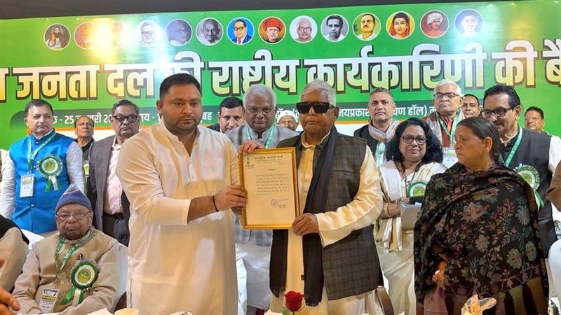 लालू यादव ने बेटे तेजस्वी यादव को सौंपी बड़ी जिम्मेदारी, RJD के राष्ट्रीय कार्यकारी अध्यक्ष नियुक्त