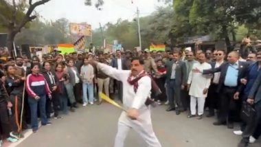 Ujjain: राहगीरी उत्सव में सीएम मोहन यादव का 'देसी अंदाज', बैलगाड़ी चलाई और लाठी घुमाकर दिया फिटनेस का संदेश; VIDEO