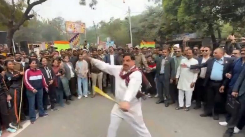 Ujjain: राहगीरी उत्सव में सीएम मोहन यादव का 'देसी अंदाज', बैलगाड़ी चलाई और लाठी घुमाकर दिया फिटनेस का संदेश; VIDEO