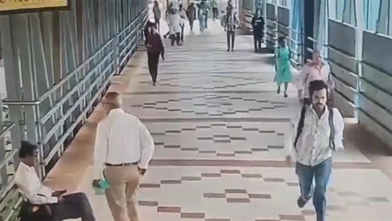 मलाड ट्रेन मर्डर केस, वारदात के बाद फुट ओवरब्रिज पर भागते आरोपी का CCTV फुटेज आया सामने; देखें VIDEO