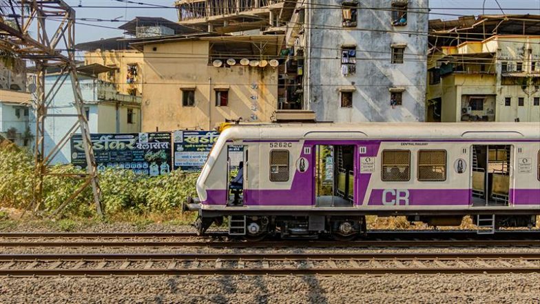 Thane: बदलापुर स्टेशन पर लोकल ट्रेन से गिरकर 28 वर्षीय महिला की मौत, सुबह की भीड़ बनी काल; VIDEO