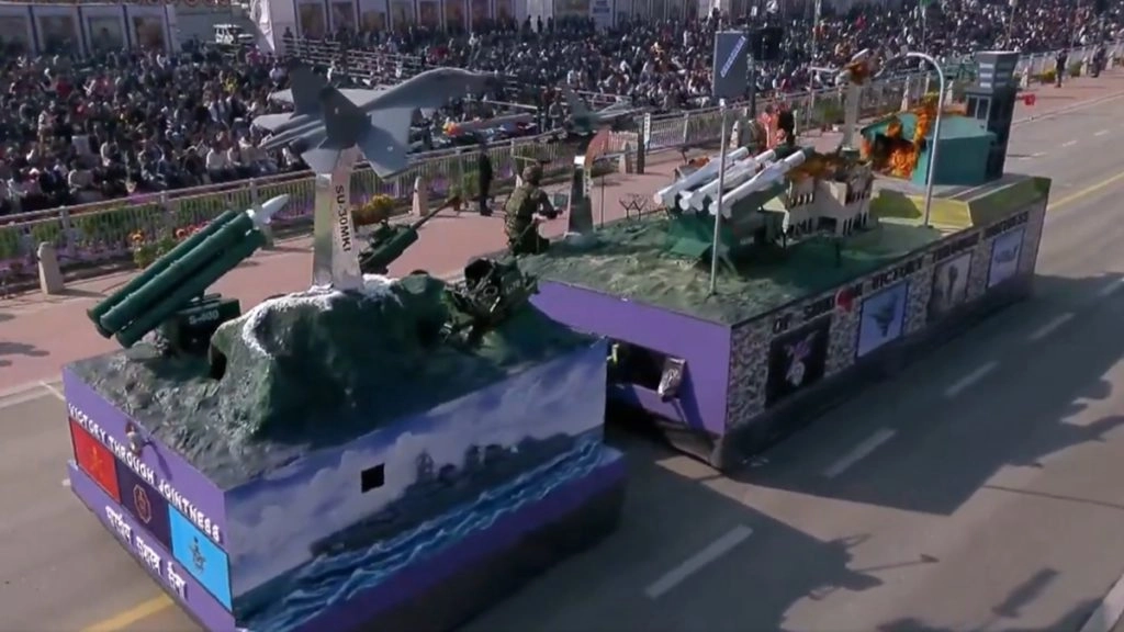 कर्तव्य पथ पर 'ऑपरेशन सिंदूर' की दहाड़, तीनों सेनाओं की संयुक्त झांकी ने दिखाया 'विजय' का दम