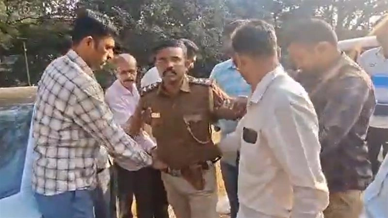 Bengaluru Police: बेंगलुरु में लोकायुक्त की बड़ी कार्रवाई, ₹4 लाख की रिश्वत लेते पुलिस इंस्पेक्टर रंगे हाथों गिरफ्तार; देखें VIDEO