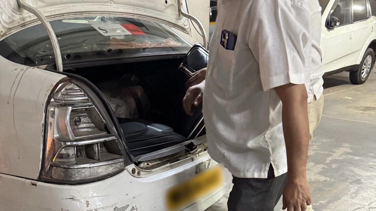 Mumbai Taxi Driver Arrested; मुंबई पुलिस की कार्रवाई, टैक्सी ड्राइवर ने 400 मीटर के सफर के लिए अमेरिकी पर्यटक से वसूले ₹18,000, गिरफ्तार