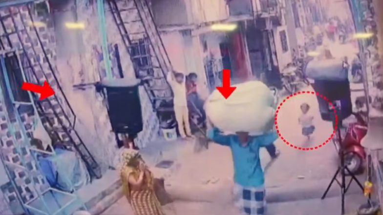 Vikhroli Shocking Video: मुंबई के विक्रोली में दर्दनाक हादसा, गणतंत्र दिवस के दौरान 3 साल की बच्ची पर स्पीकर गिरने से मौत; वीडियो CCTV में कैद