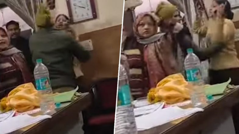 अलीगढ़ में BJP नेता और युवती के बीच सड़क पर मारपीट, मामला थाने पहुंचने पर बवाल, गुस्साई मां ने तानी चप्पल; हाईवोल्टेज ड्रामे का VIDEO वायरल