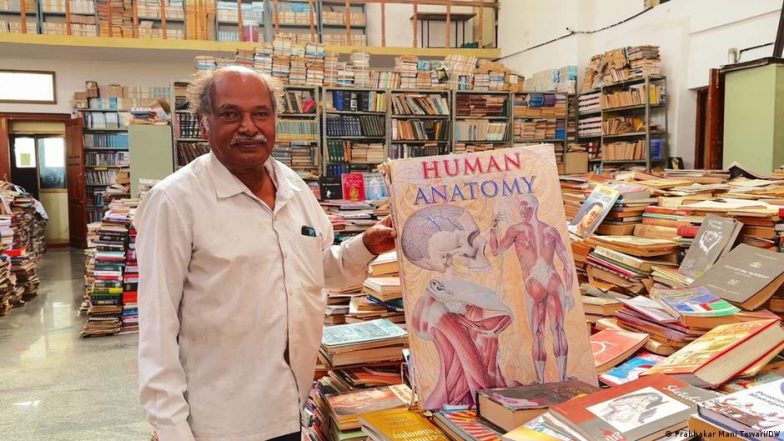एन्के गौड़ा ने कैसे तय किया बस कंडक्टर से सबसे बड़ी निजी लाइब्रेरी बनाने तक का सफर