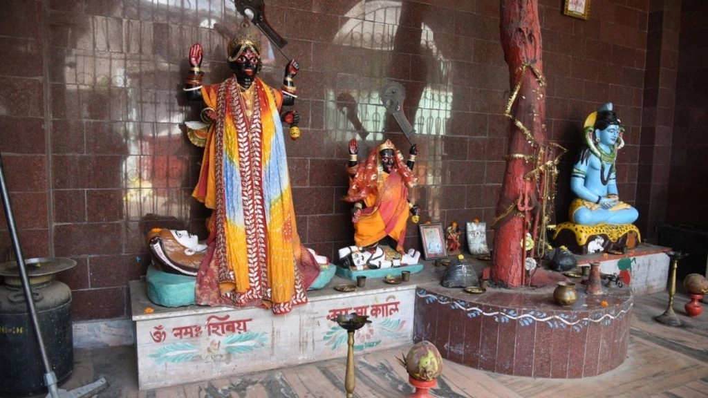 मंदिर में सारी परंपरा सनातन धर्म के अनुसार निभाई जाती है, लेकिन चीनी समुदाय के लोग मोटी मोमबत्ती अर्पित कर मां के प्रति अपनी श्रद्धा प्रकट करते हैं