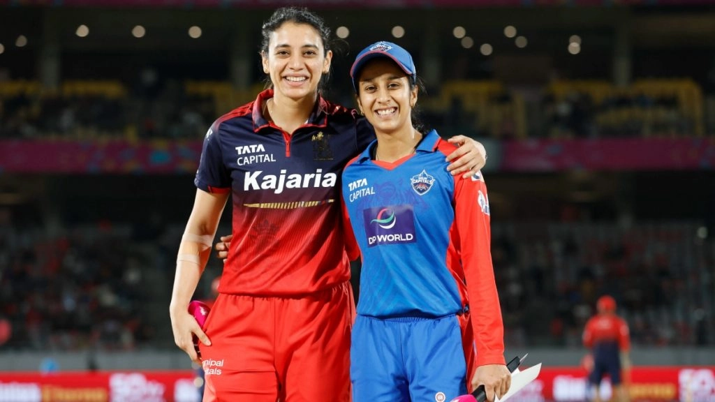 टॉस गवांने के बाद पहले बल्लेबाजी करने उतरी रॉयल चैलेंजर्स बेंगलुरु महिला की टीम का आगाज शानदार रहा और पहले विकेट के लिए दोनों सलामी बल्लेबाजों ने ताबड़तोड़ बल्लेबाजी करते हुए 36 रन बोर्ड पर जड़ दिए