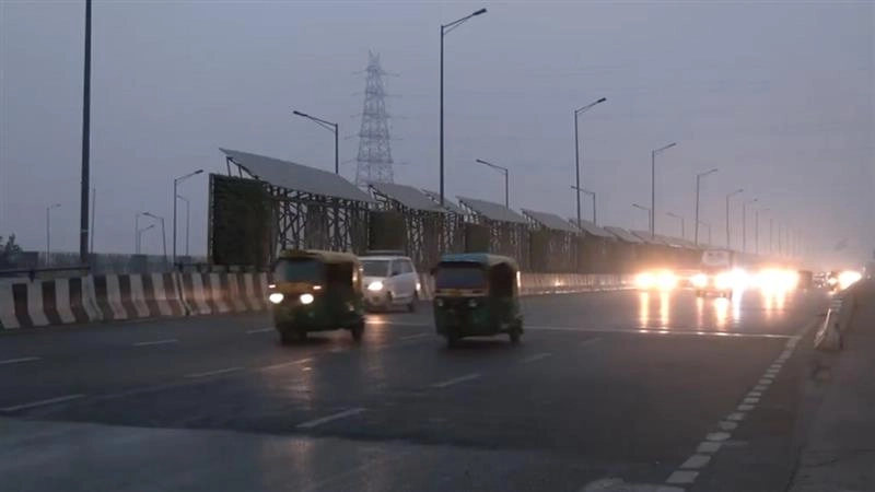 दिल्ली-NCR में बारिश से बदला मौसम का मिजाज: IMD ने जारी किया 'ऑरेंज अलर्ट', प्रदूषण से मिली मामूली राहत