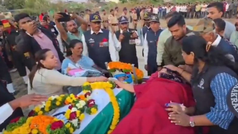 दिल दहला देने वाली घटना! सातारा में बेटी के जन्म के कुछ ही घंटों बाद शहीद जवान का अंतिम संस्कार, दुखी पत्नी ने स्ट्रेचर पर दी अंतिम विदाई (Watch Video)