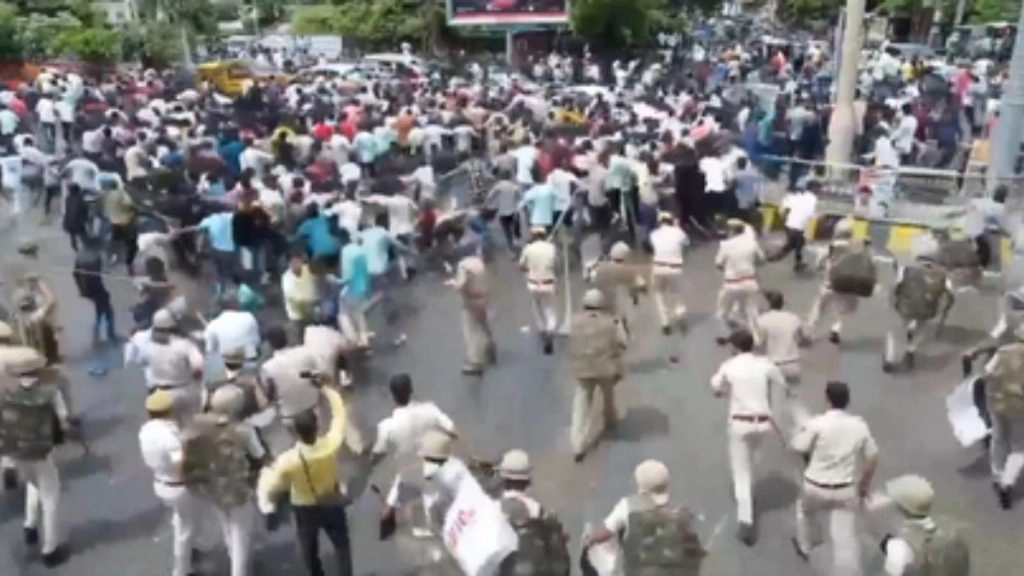 Jabalpur: जैन समाज पर अभद्र टिप्पणी से बवाल, लोगों ने किया विरोध-प्रदर्शन तो पुलिस को करना पड़ा लाठीचार्ज