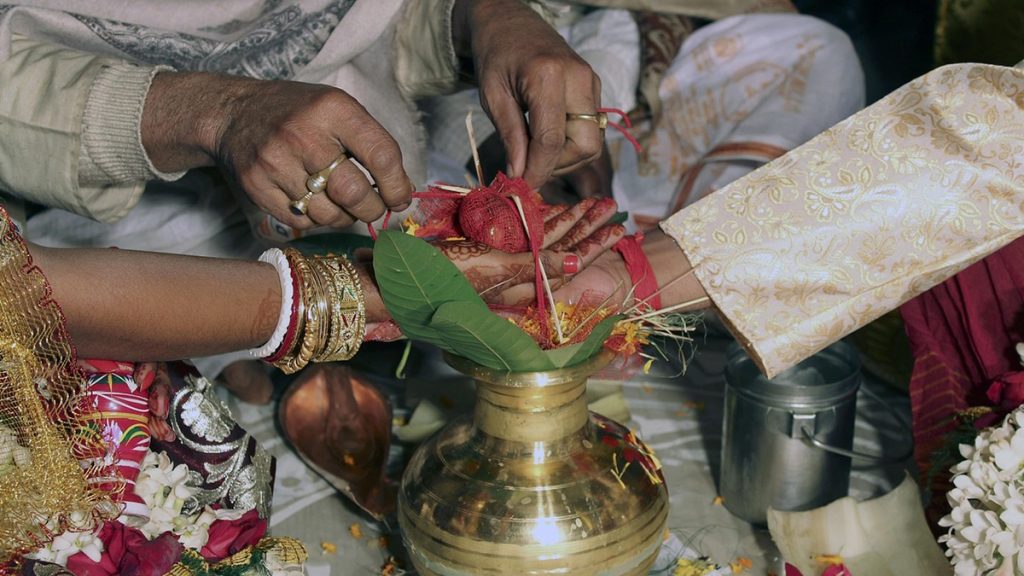 मथुरा में हैरान कर देने वाला मामला, सात फेरों से पहले 'पेशाब' का बहाना बनाकर दूल्हा फरार, दुल्हन के अरमानों पर फिरा पानी