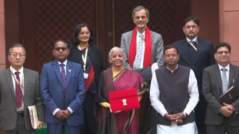 Union Budget 2026: बजट पेश करने से पहले वित्त मंत्री निर्मला सीतारमण ने राष्ट्रपति मुर्मू से की मुलाकात; औपचारिक मंजूरी के बाद संसद में पेश करने के लिए पहुंची; देखें VIDEO