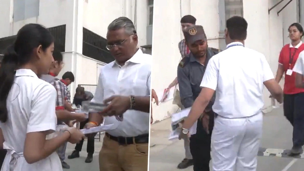 CBSE Board Exams 2026: देशभर में सीबीएसई बोर्ड परीक्षा आज से, केंद्रों पर एग्जाम में शामिल होने के लिए छात्रों का पहुंचा शुरू; देखें VIDEO