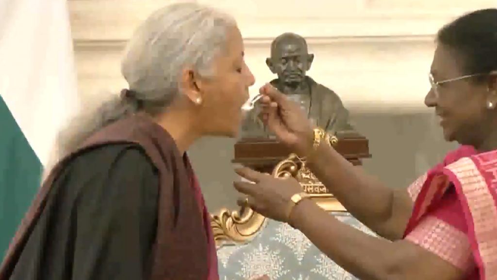 बजट पेश करने से पहले निर्मला सीतारमण ने राष्ट्रपति से की मुलाकात, प्रेसिडेंट मुर्मू ने ‘दही-चीनी’ खिलाकर वित्त मंत्री को दी शुभकामनाएं; देखें VIDEO
