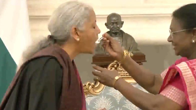 Union Budget 2026: बजट पेश करने से पहले निर्मला सीतारमण ने राष्ट्रपति से की मुलाकात, प्रेसिडेंट मुर्मू ने &lsquo;दही-चीनी&rsquo; खिलाकर वित्त मंत्री को दी शुभकामनाएं; देखें VIDEO