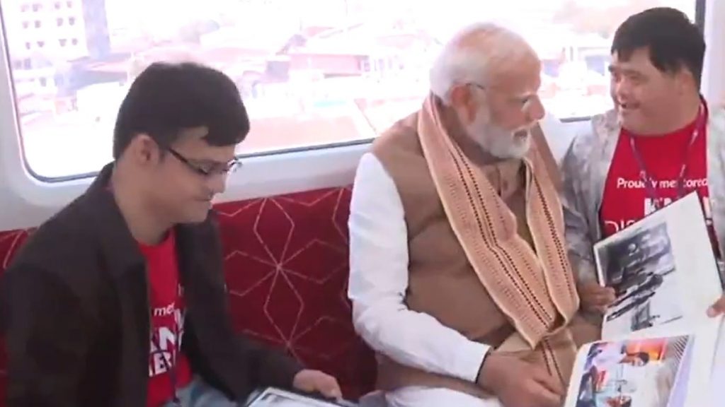 PM मोदी ने मेरठ मेट्रो और नमो भारत ट्रेन को दिखाई हरी झंडी, छात्रों के साथ किया सफर; देखें VIDEO