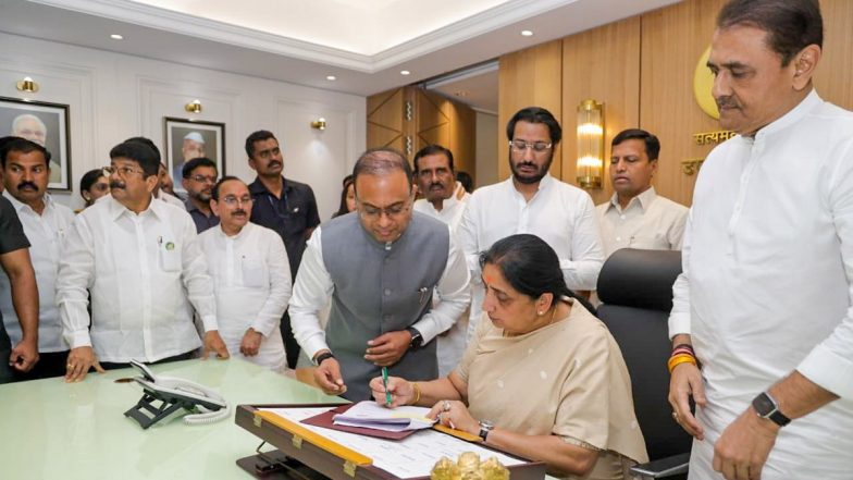 NCP MLAs Meeting: सुनेत्रा पवार कल ले सकती हैं बड़ा फैसला, एनसीपी-SP और राकांपा के विलय की अटकलों के बीच मुंबई में बुलाई विधायकों की बैठक