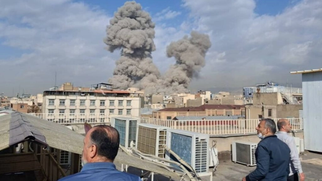 ईरान पर इजरायल-अमेरिका का एक साथ मिसाइल हमला, अटैक के बीच ट्रंप की चेतावनी, 'हथियार छोड़ो, वरना मौत पक्की'