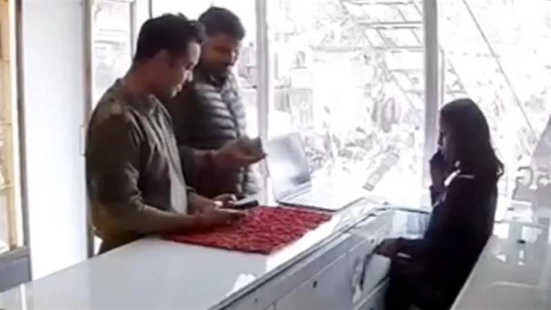 Jaunpur Shocker: जौनपुर में 'वर्दी' शर्मसार, शोरूम से iPhone चुराते कैमरे में कैद हुए दो सिपाही; वीडियो वायरल होने के बाद सस्पेंड