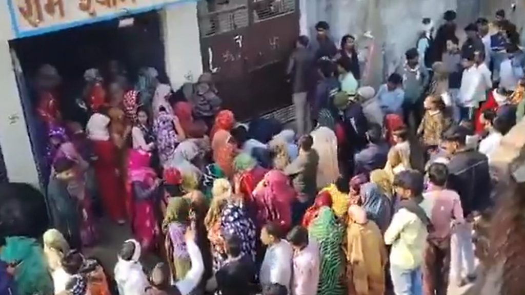 मथुरा में एक ही परिवार के 5 सदस्यों ने जहर खाकर दी जान, गांव में पसरा मातम, पुलिस और फॉरेंसिक टीम जांच में जुटी; VIDEO