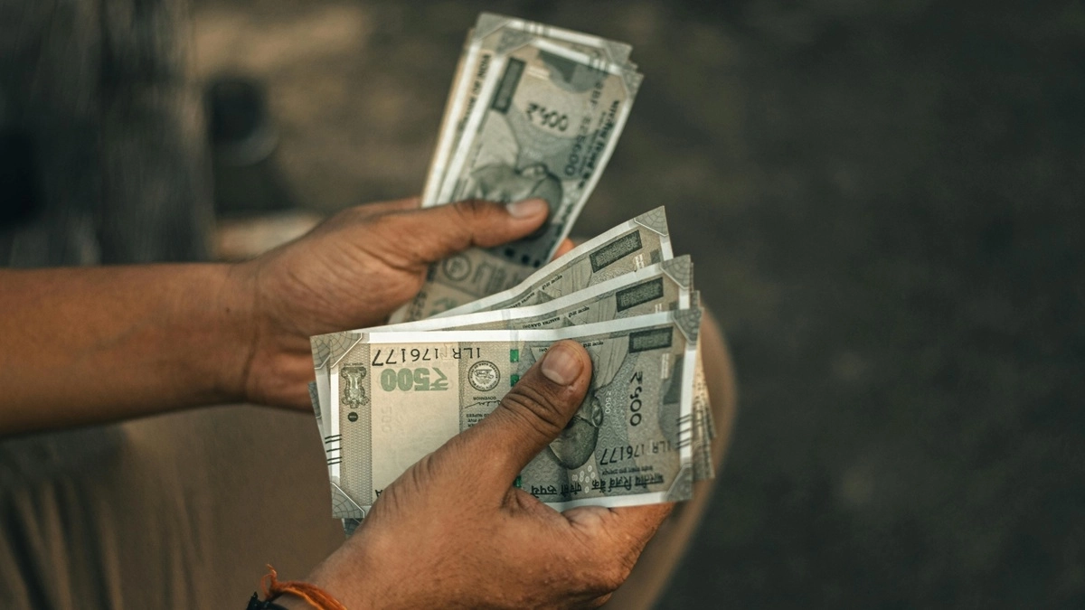 8वां वेतन आयोग: कैसे कैलकुलेट करें अपनी नई बेसिक सैलरी? जानें फिटमेंट फैक्टर और गणना का पूरा तरीका