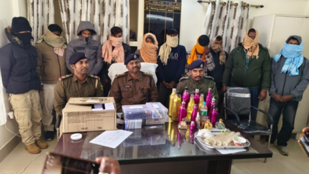 वरीय पदाधिकारी के निर्देश पर आसूचना इकाई टीम के साथ अन्य जिलों में छापेमारी की गई, इसी क्रम में सीतामढ़ी के मेजरगंज थाना क्षेत्र से आठ लोगों को गिरफ्तार किया गया