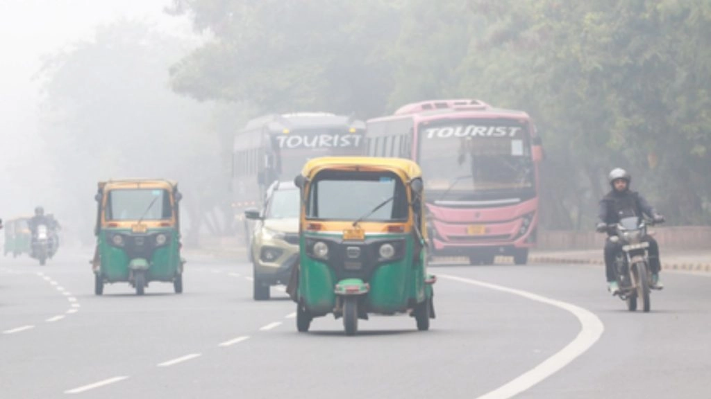 Delhi Weather Update: दिल्ली-NCR रेड जोन में; फिर बिगड़ी हवा, कोहरे और गलन से बढ़ी परेशानी
