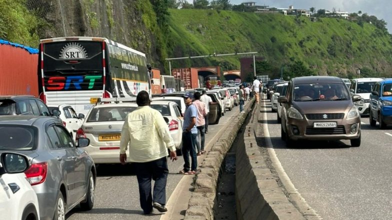 Traffic Jam On Mumbai Pune Expressway: 32 घंटे बाद बहाल हुआ मुंबई–पुणे एक्सप्रेसवे फिर जाम, 10 किमी लंबी गाड़ियों की कतार; जानिए मौजूदा हालात