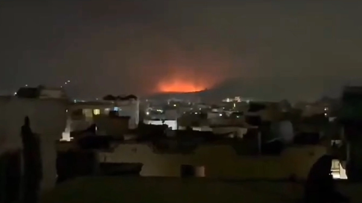 Pakistan-Afghanistan War: पाकिस्तान ने तालिबान के खिलाफ किया 'खुली जंग' का ऐलान; काबुल और कंधार पर बमबारी, तनाव चरम पर