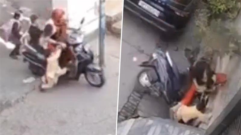 मुजफ्फरनगर में दर्दनाक हादसा: बच्चे ने गलती से घुमाया स्कूटी का एक्सीलेटर, दीवार से टकराने के कारण महिला और मासूम गंभीर रूप से घायल (Watch Video)