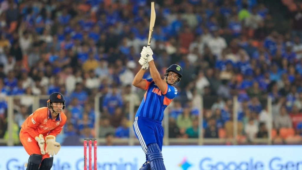 टॉस जीतने के बाद पहले बल्लेबाजी करने उतरी टीम इंडिया का आगाज बेहद ही निराशाजनक रहा और सलामी बल्लेबाज अभिषेक शर्मा एक बार फिर बिना खाता खोले ही पवेलियन लौट गए