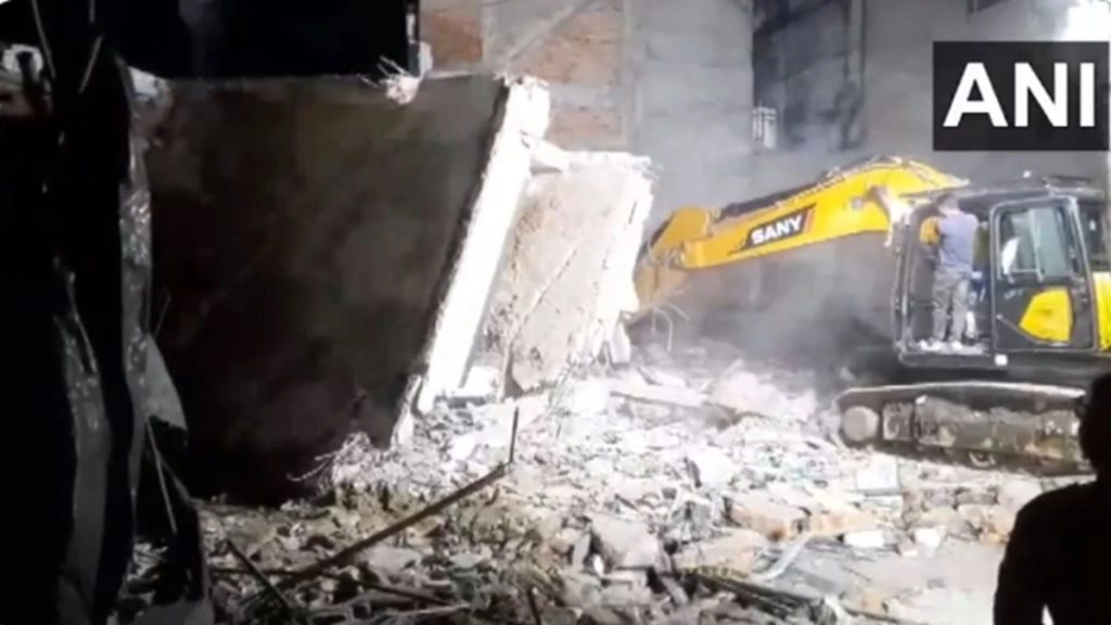 Kota Building Collapse: कोटा में निर्माणाधीन इमारत ढहने से बड़ा हादसा, 2 की मौत, 13 घायल; मलबे में रेस्क्यू ऑपरेशन जारी (Watch Video)