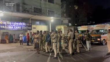 SCB Medical College Fire: ओडिशा के कटक में एससीबी मेडिकल कॉलेज के ICU में लगी भीषण आग, 10 मरीजों की मौत; अफरा-तफरी का VIDEO आया सामने