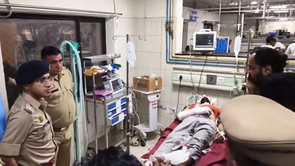 अलीगढ़ में अस्पताल में घुसकर युवक की हत्या, बेटी की शादी तुड़वाने से नाराज पिता ने बेड पर लड़के को मारी गोली; VIDEO